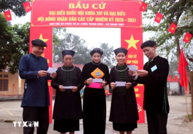 Cử tri Tuyên Quang và Sơn La tích cực tham gia bầu cử Quốc hội và HĐND