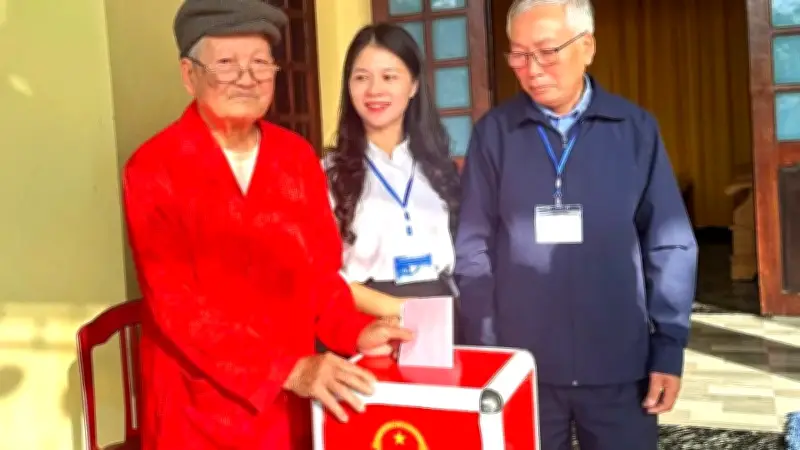 Cụ Trần Công Tha 103 Tuổi, Hơn 70 Năm Tuổi Đảng, Tích Cực Bầu Cử Tại Quảng Trị