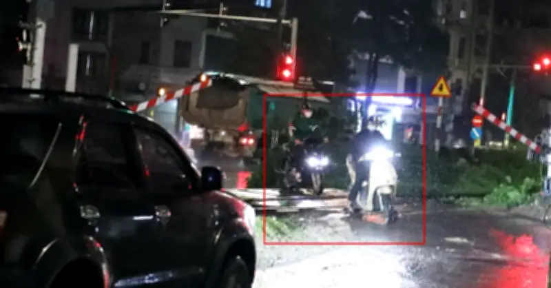 Cô vượt gác chắn đường sắt trong đêm, nhiều tài xế ở Hà Nội bị ghi hình xử phạt