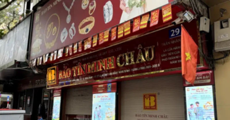 Cửa hàng vàng Bảo Tín Minh Châu đóng cửa bất ngờ, khách hàng thất vọng ra về