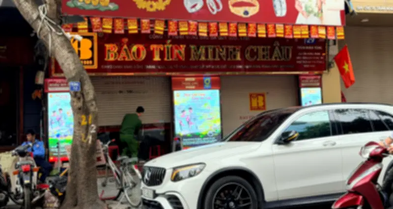 Cửa hàng vàng Bảo Tín Minh Châu tại Hà Nội bất ngờ đóng cửa, công an tiến hành khám xét