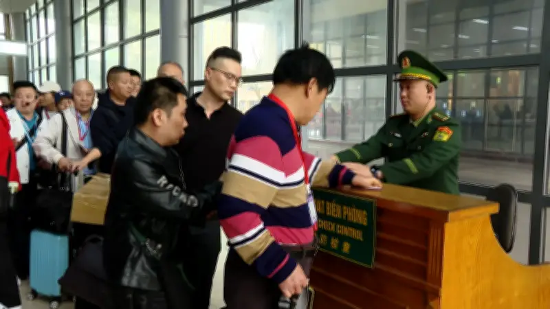 Cửa khẩu Móng Cái sôi động trước Giao lưu hữu nghị Quốc phòng biên giới Việt - Trung