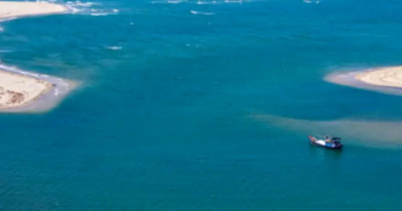 Cửa Lở Quảng Ngãi: Hàng Chục Tàu Thuyền 'Chôn Chân' Vì Bồi Lấp, Ngư Dân Khốn Đốn