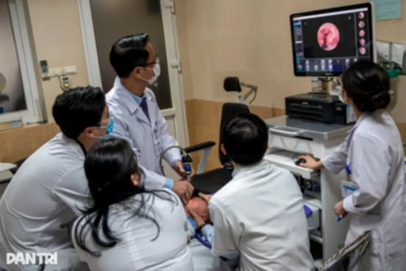 Ca mổ khép lại, đêm trắng mẹ khóc nghẹn vì con liên tục ngưng thở