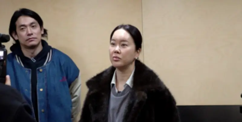 Ca sĩ 50 tuổi gương mặt biến dạng, hối hận vì phẫu thuật thẩm mỹ