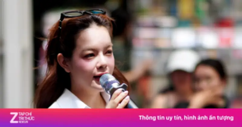 Ca sĩ Phạm Quỳnh Anh mua 100 cuốn sách chữa lành tặng độc giả tại Đường sách TP.HCM