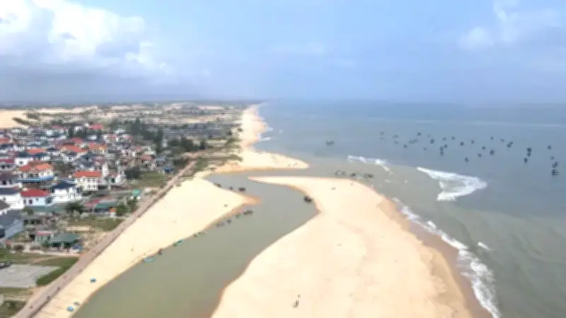 Cửa sông Dinh bị bồi lấp nghiêm trọng, ngư dân Quảng Trị lao đao vì tàu thuyền mắc kẹt