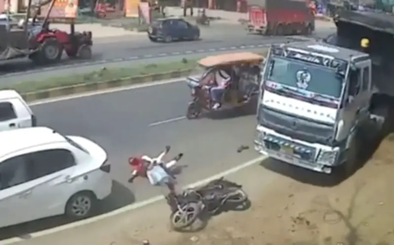 Camera ghi lại cảnh xe tải chở cát đè bẹp xe máy, hai anh em may mắn thoát chết