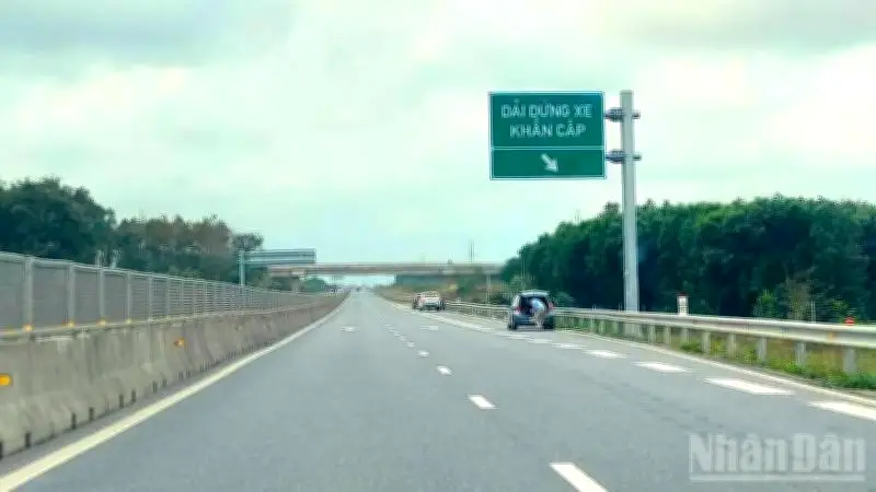 Cao Tốc Bắc-Nam Đông: Dải Dừng Khẩn Cấp Biến Thành Bãi Rác Do Thiếu Trạm Nghỉ