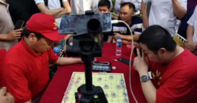 Cao thủ cờ tướng Trung Quốc bất ngờ thất thủ tại giải hội làng Đông Lao ở Hà Nội