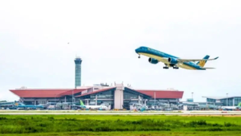 Các hãng bay Việt cắt giảm chuyến, tăng giá vé do giá nhiên liệu tăng cao