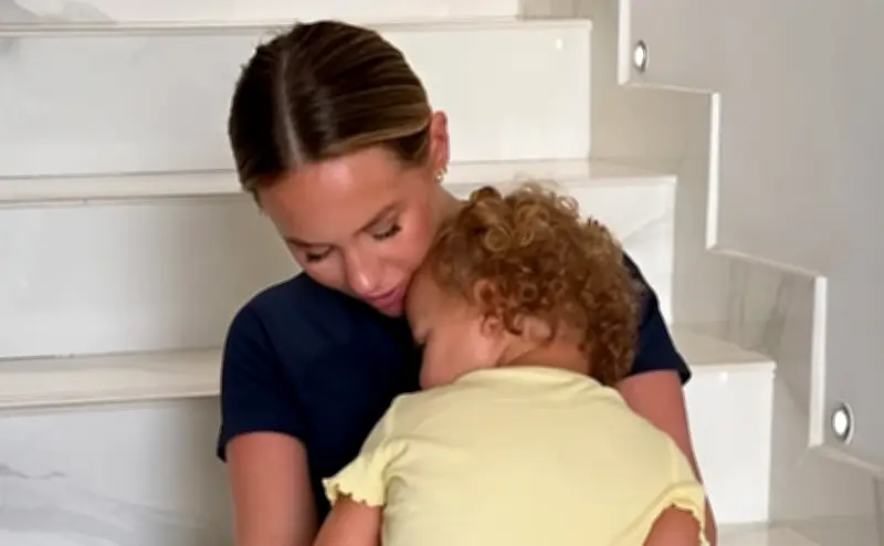 Các Ngôi Sao Anh Kinh Hoàng Trú Ẩn Khi Dubai Hứng Tên Lửa Tấn Công