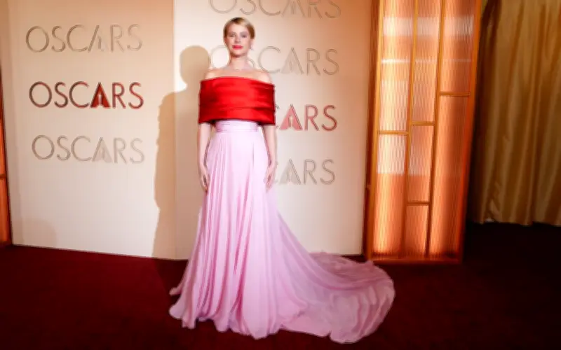 Các Ngôi Sao Đình Đám Tỏa Sáng Trên Thảm Đỏ Oscar 2026