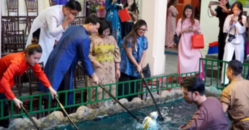 Các nhà ngoại giao quốc tế hào hứng học điều khiển rối nước Việt Nam