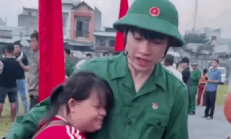 Chị gái mắc bệnh ôm em trai khóc nức nở ngày nhập ngũ gây xúc động