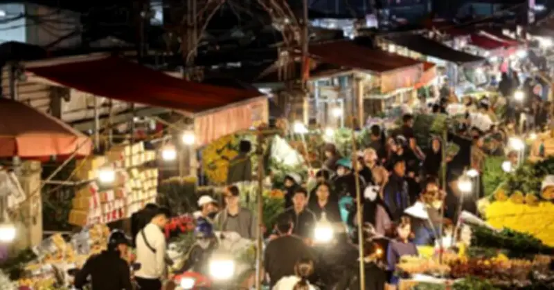 Chợ hoa Quảng An nhộn nhịp cả đêm trước 8/3, giá hoa tăng mạnh do nguồn cung hạn chế