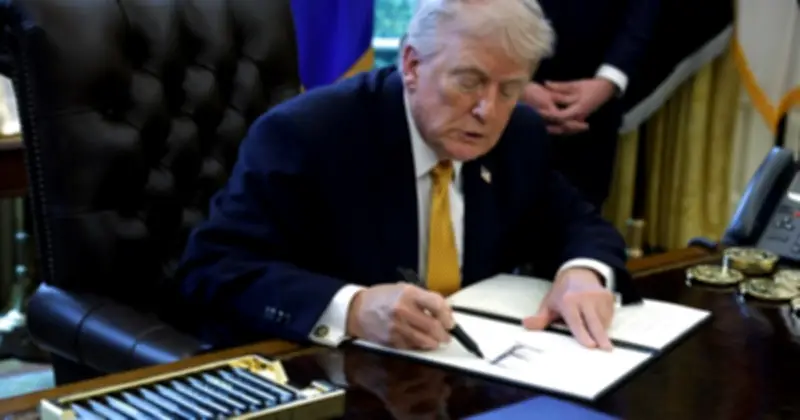 Chữ Ký Tổng Thống Trump Lần Đầu Tiên Được In Trên Tiền Giấy USD