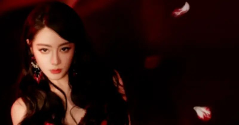 Địch Lệ Nhiệt Ba bị đối xử bất công: Bay hạng phổ thông, mắc kẹt ở Dubai giữa chiến sự