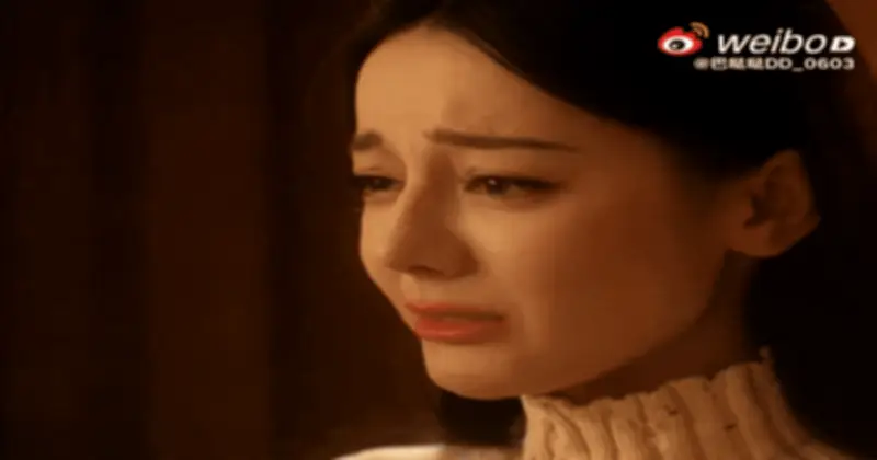 Địch Lệ Nhiệt Ba Bị Kẹt Ở Dubai Giữa Chiến Sự, Hủy Show Thời Trang Paris