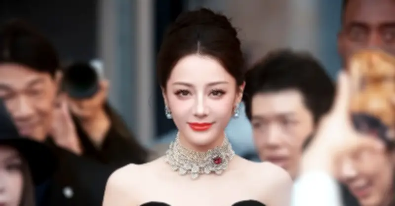 Địch Lệ Nhiệt Ba vắng mặt tại Paris Fashion Week 2026 do kẹt ở Dubai vì tình hình Trung Đông