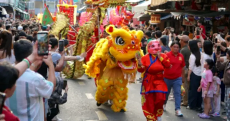 Chợ Lớn náo nhiệt với lễ diễu hành Tết Nguyên tiêu thu hút hàng ngàn người