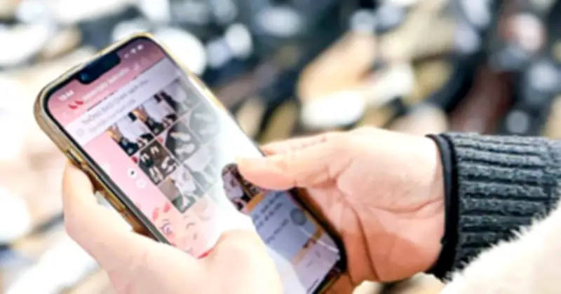 Chợ Đồng Xuân trước 'cơn bão' online: Tiểu thương tự cứu mình bằng livestream