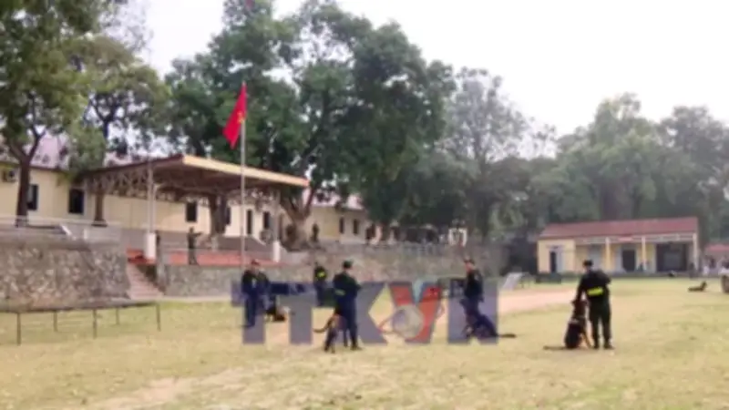 Chó nghiệp vụ Max cùng cảnh sát cơ động sẵn sàng bảo vệ an ninh ngày bầu cử