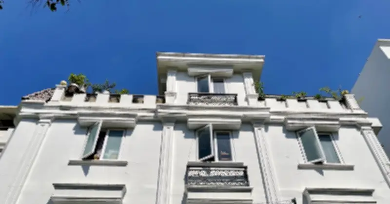 Chủ nhà mở nhiều cửa sổ nhìn sang nhà hàng xóm gây tranh cãi