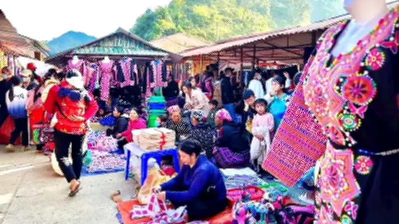 Chợ Phiên Pà Cò: Sắc Màu Văn Hóa H'Mông Giữa Núi Rừng Tây Bắc