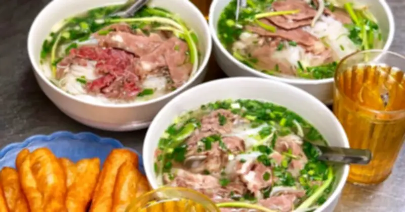 Chủ quán bún phở Hà Nội than lỗ dù tăng giá lên 50.000 đồng/bát