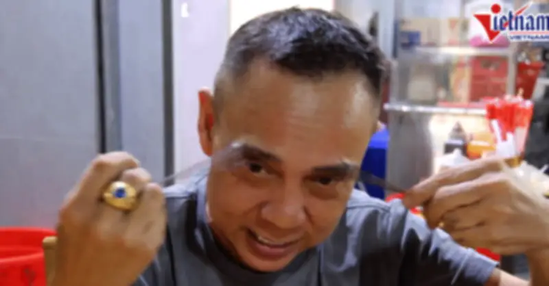 Chủ quán Sài Gòn sở hữu cặp lông mày dài 23cm, thu hút khách hiếu kỳ