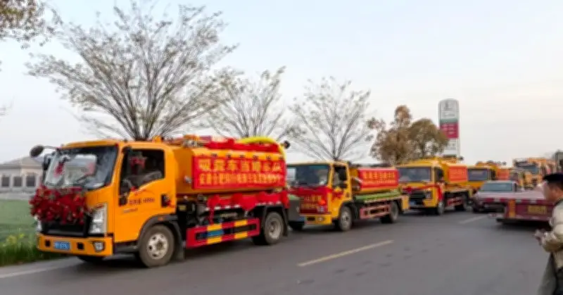 Chú rể công nhân vệ sinh tổ chức đám cưới đặc biệt với đoàn xe hút chất thải