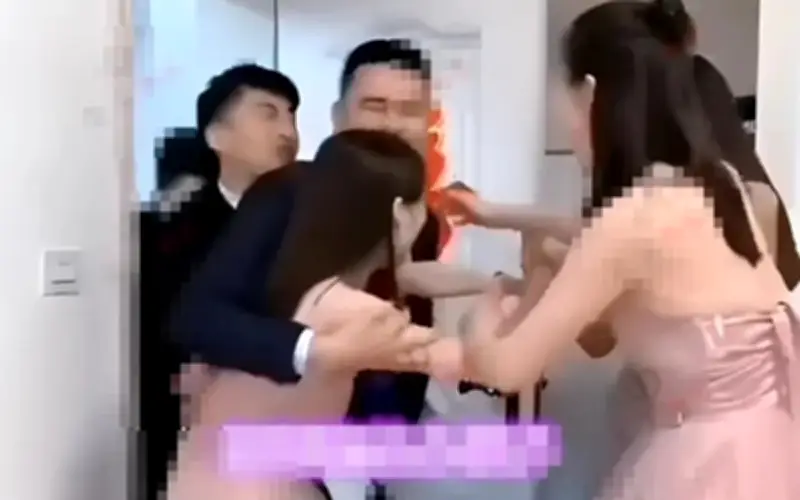 Chú rể ôm nhầm em gái song sinh của cô dâu trong ngày cưới