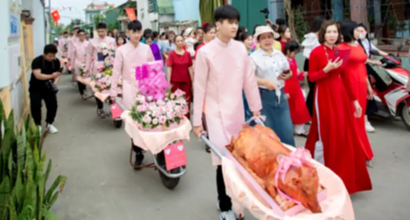 Chú rể Thanh Hóa dùng xe rùa chở sính lễ: Lễ ăn hỏi độc lạ gây sốt mạng xã hội