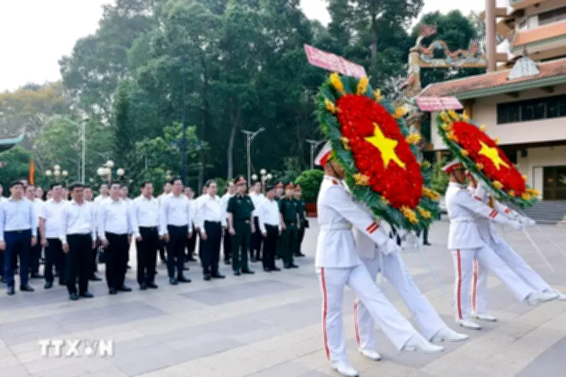 Chủ tịch Quốc hội dâng hương, đặt vòng hoa tưởng niệm liệt sĩ bên Dụ