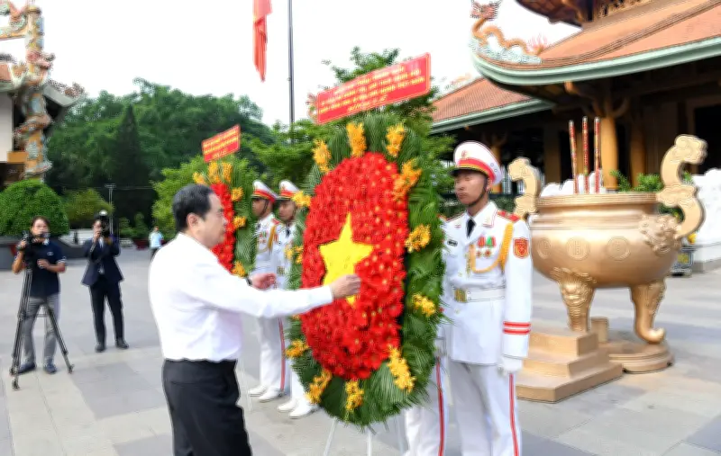 Chủ tịch Quốc hội tri ân các Anh hùng, liệt sỹ, Mẹ Việt Nam Anh hùng tại TP.HCM