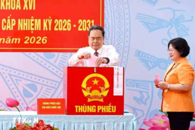 Chủ tịch Quốc hội Trần Thanh Mẫn bỏ phiếu đầu tiên tại Hóc Môn trong ngày hội bầu cử