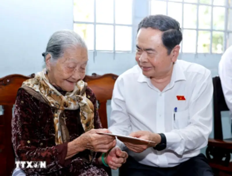 Chủ tịch Quốc hội Trần Thanh Mẫn thăm hỏi, tặng quà Mẹ Việt Nam Anh hùng Nguyễn Thị Hãnh