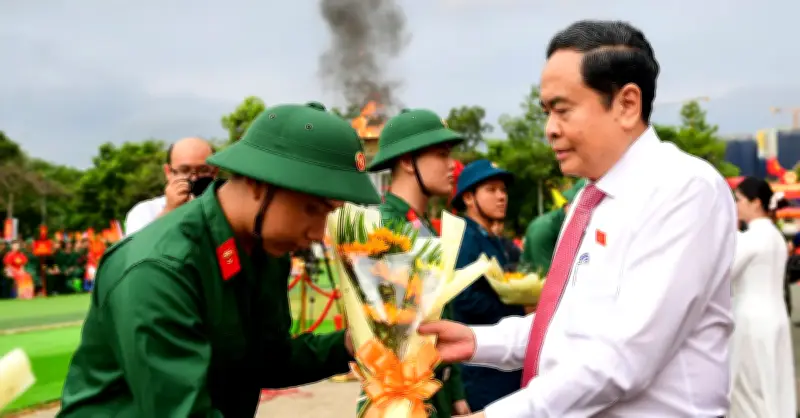 Chủ tịch Quốc hội và Bí thư Hà Nội động viên tân binh lên đường nhập ngũ