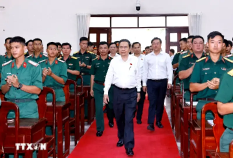 Chủ tịch Quốc hội Vương Đình Huệ thăm và làm việc với Sư đoàn 9