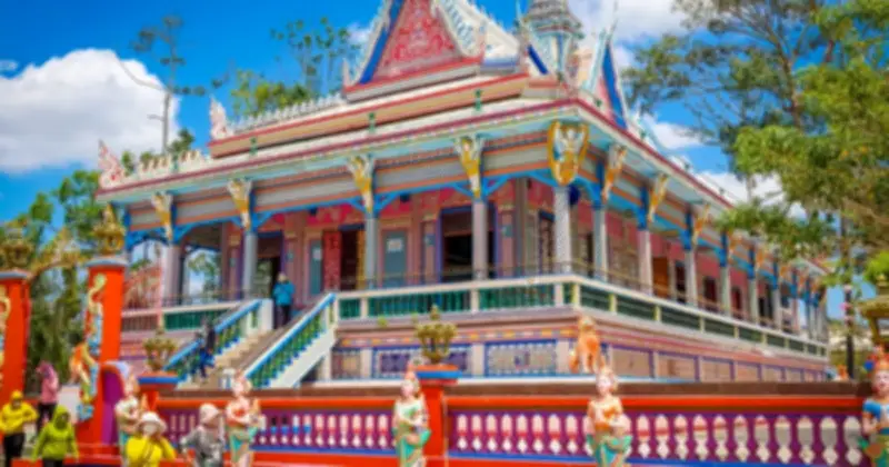 Chùa Chén Kiểu Cần Thơ: Kiến trúc rực rỡ từ những mảnh gốm sứ độc đáo