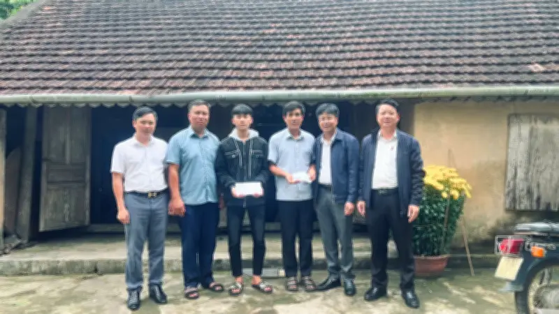 Cha con ngư dân nghèo cứu người giữa dòng sông Gianh dữ