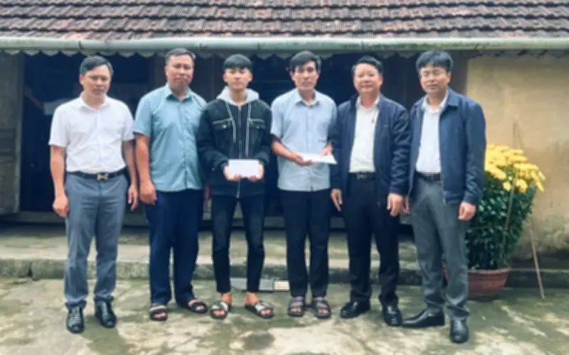 Cha Con Nghèo Cứu Người Trên Sông Gianh Nhận Hỗ Trợ Hơn 500 Triệu Đồng