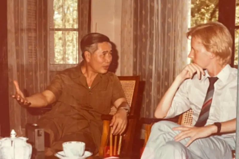 Chiếc áo bộ trưởng mượn và điều khiến nhà báo phương Tây kinh ngạc ở Việt Nam