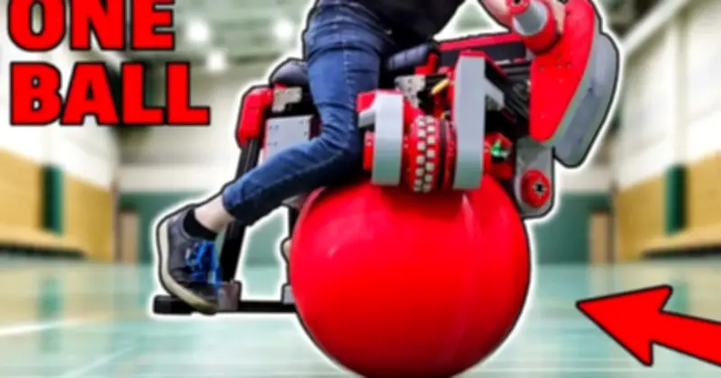 Chiếc xe máy kỳ lạ di chuyển đa hướng nhờ quả cầu của nhà phát minh James Bruton