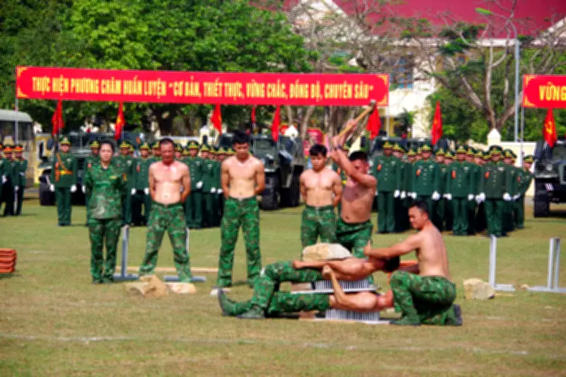 Chiến sĩ Biên phòng mua vợ nằm băng chống đập đá trên bụng