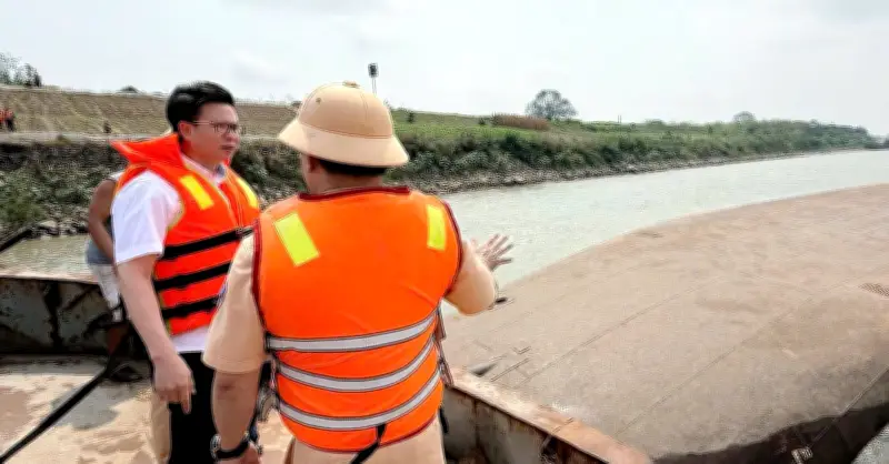 Chìm tàu ở Phú Thọ: Thiếu tướng Công an chỉ đạo tìm kiếm tại hiện trường