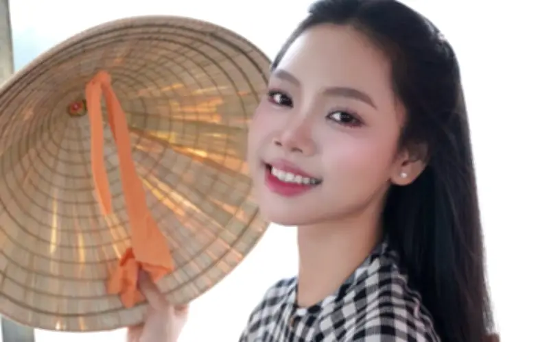 Chân dung nữ sinh Vĩnh Long rút lui khỏi Miss World Vietnam 2025