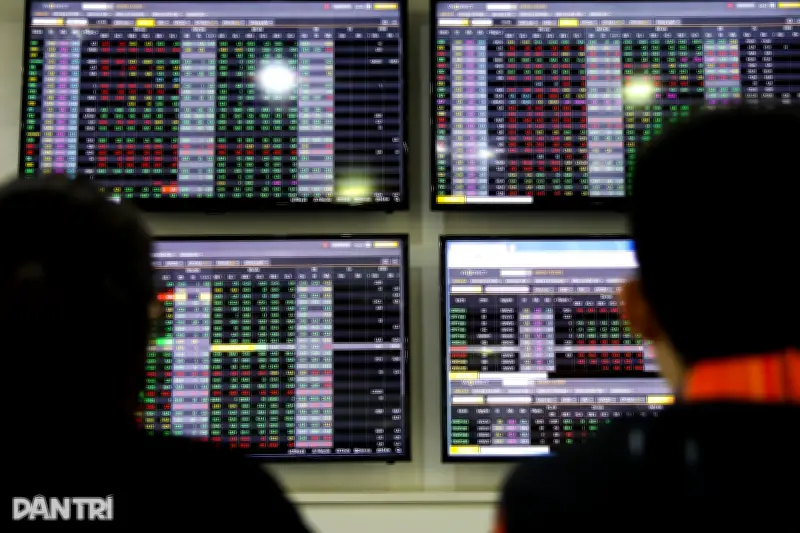 Chứng khoán giảm sâu 18 điểm, nhóm bất động sản ngược chiều dầu khí