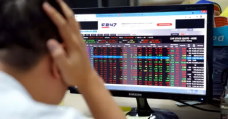 Chứng khoán tiếp đà giảm, cổ phiếu dầu khí và xăng dầu đồng loạt rơi sàn